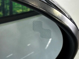 【ブラインドスポットモニタリング】走行中、ドアミラーの死角になりやすい箇所に後続車が接近するとサイドミラー付近に警告を表示、ドライバーに注意喚起をしてくれます。