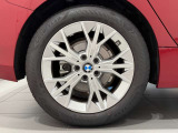 BMWの純正アロイホイールは軽量かつ強度にも優れているホイールで走行性能を引き上げる設計になっております。足元にもBMWは妥協がなくこだわっている個所になります。