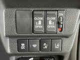 【両側電動スライドドア】運転席/助手席側とも電動スライドドアを装備。お子様の乗降りやお買い物の荷物の積み降ろしにも便利!さらに挟みこみ防止機構付きで安心です。
