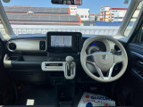 落ち着いたデザイン。インパネシフト、フットブレーキで足元広々。