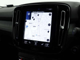 縦型9インチのタッチパネル式ディスプレイはカーナビ、運転支援システムや空調、オーディオの設定もこの画面を介して行います。電話のほか、エアコン、シートコントロール、車両設定などもえます。