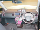デザインもよく、居心地のよい運転席ですね。分かりやすいスイッチ類ですから操作もしやすく運転をサポートします。ぜひご来店いただき、実際にお座りいただいてステアリングを握ってみてください!