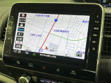 【メーカー純正10型ナビ】インテリアに溶け込むスタイリッシュな「専用設計」メーカーナビを装備♪視認性や操作性など基本性能にも優れ、より上質なカーライフをお楽しみいただけます。