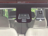 【エマージェンシーブレーキ】走行中に前方の車両等を認識し、衝突しそうな時は警報とブレーキで衝突回避と被害軽減をアシスト。より安全にドライブをお楽しみいただけます。