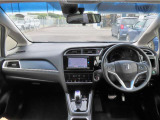 【インパネ周り】広々とした視界性の良い運転席です。ゆったりとした快適な乗り心地で運転できます。使う人のことを徹底的に考えながら細部まで丁寧に作り込んだインテリアに仕立てました。