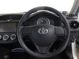 快適な操作性の運転席です。ハンドルも綺麗に清掃済みです。