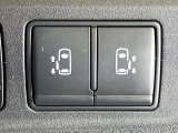 【両側パワースライドドア】スマートキーや運転席のスイッチで後席両側スライドドアの開閉が可能♪電動だから力を入れてドアを開ける必要が無く、小さなお子様でも簡単に開け閉めでき快適です♪