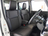 【清潔感のある運転席&助手席】隅々までクリーニングの行き届いた運転席&助手席。目立ったシミや汚れ等もございません。快適なドライブをどうぞ。