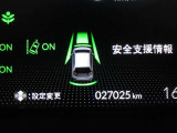 一定以上の速度で走行中に車線逸脱を検知すると、警告アラームが運転者に危険を知らせます。