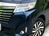 【LEDヘッドライト】悪天候や夜間走行時も良好な視界を確保し安心して運転できる高輝度LEDヘッドライトを装備!点灯速度が早く、消費電力も抑えられています。
