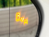 【ブラインドスポットモニタ】レーダーにより隣車線の車両を検知。車両を検知した側の表示灯が点灯。車両を検知している側に車線変更をしようとした場合、ブザーと表示で危険をお知らせします。