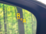 【ブラインドスポットモニタリング】走行中、ドアミラーの死角になりやすい箇所に後続車が接近するとサイドミラー付近に警告を表示、ドライバーに注意喚起をしてくれます。