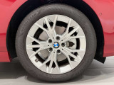 BMWの純正アロイホイールは軽量かつ強度にも優れているホイールで走行性能を引き上げる設計になっております。足元にもBMWは妥協がなくこだわっている個所になります。