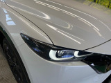 【LEDヘッドライト】悪天候や夜間走行時も良好な視界を確保し安心して運転できる高輝度LEDヘッドライトを装備!点灯速度が早く、消費電力も抑えられています。