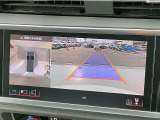 ■苦手な人が多い駐車場での車庫入れや狭い道でも大丈夫です/クルマの前後左右にカメラを設置してモニターで表示してくれるため、運転席から見えにくい場所を映し出してドライブをサポートします!