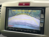 【バックカメラ】駐車時に後方がリアルタイム映像で確認できます。大型商業施設や立体駐車場での駐車時や、夜間のバック時に大活躍!運転スキルに関わらず、今や必須となった装備のひとつです!