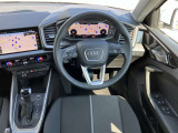 インテリアはブラックを基調とした内装になっております。飽きの来ないドイツ車らしい内装です。