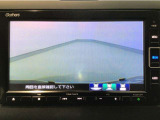 【バックカメラ】運転が苦手な方も車庫入れラクラクです!ギアをリバースに入れれば自動的に切り換わりますので、面倒な操作は不要です♪狭い駐車場もお車を傷つけず安心ですね!