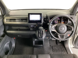 車内は光触媒抗菌消臭施工済です。インパネ周りはスタイリッシュなデザインで機能や装備も充実しています。グローブボックスやカップホルダーのほかにトレーなどたくさんの収納スペースが付いています。