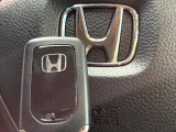 【Hondaスマートキー】カバンやポケットに入れたままでもドアの施錠・解錠が可能なスマートキーを装備。エンジンのオン・オフ時もカギを取り出す必要が無いからとっても便利です♪