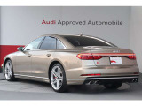 立体的にデザインされたテールライトとそれらを結ぶLED ブレーキライト、2 本出しのテールパイプがAudi TT の個性を際立たせます。