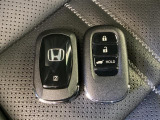 スマートキーを装備しています。鍵を差し込むことなくドアロックの開け閉めと、スタートボタン操作でのエンジンスタートができます。ボタン操作でトランクが開けられる電動テールゲートのボタンもついています。