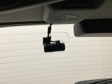 後方にもドライブレコーダーのカメラが付いています。前後両方でお車の周りを監視・記録いたします。
