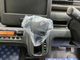 【インパネシフト】シフト操作のしやすいインパネシフトです。足元が広くなりすっきりしますので、大柄な方でも快適に運転ができます。