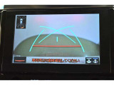 バックガイドモニター(バックモニター)付き。車両後方の映像をナビ画面に表示し、駐車などの後退操作をサポートします。
