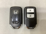 スマートキーを装備しています。鍵を差し込むことなくドアロックの開け閉めと、スタートボタン操作でのエンジンスタートができます。スペアキーも同じものを用意しております。