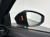 ●アウディサイドアシスト『後方の死角を並走する車両を検知しドアミラーの内側のLEDが点灯。ドライバーに注意を促し事故を未然に防ぐシステムです。』