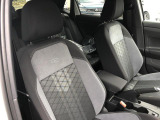 R-Line専用デザインのスポーツシートは、欧州車らしく硬めのセッティングで、長距離でも快適に運転できます。