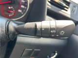 【オートライトシステム】車外の環境に合わせてライトを点灯します。トンネル入り口では瞬時に点灯するなど、点灯、消灯を車外の明るさに応じて行います。
