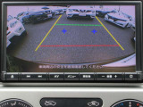 〔バックカメラ〕ギアをバックに入れると画面に自動的に後方映像が映し出され確認可能です。車庫入れなどの際に安全確認が出来て安心ですね。