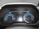 スピードメーターです。シンプルで運転中でも見やすいデザインですよ。