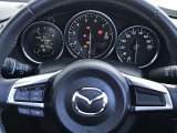 【ステアリングスイッチ】ステアリングスイッチは運転姿勢や視線を崩さずに操作が可能です。左側にはオーディオ類があります。