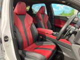 【専用スポーツシート】ホールド性に優れ、カーブ時の体が流れを抑制してくれます。また、体にフィットするから腰や背中が疲れにくく、ロングドライブや高速走行でも快適にお過ごしいただけます♪