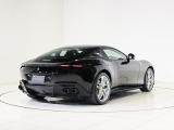 Ferrari Romaは、伝統的なグランドツーリングの美学を現代的に再解釈した、洗練と力強さを併せ持つ一台です。