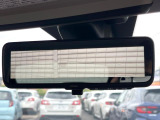 【スマートリヤビューミラー】後席の大きな荷物や同乗者で後方が確認しづらい時でも安心!カメラが撮影した車両後方の映像をルームミラー内に表示。クリアな視界で状況の確認が可能です!