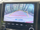【バックカメラ】駐車時に後方がリアルタイム映像で確認できます。大型商業施設や立体駐車場での駐車時や、夜間のバック時に大活躍!運転スキルに関わらず、今や必須となった装備のひとつです!