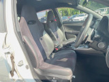 運転席シート廻りは使用感も少なく、良好な状態となっています。前オーナー様が丁寧に使っていたことがよくわかりますね。