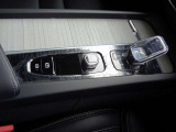 宝飾品を思わせる、ダイヤ目のローレットが施されたスクロールホイール。また、車速やナビの進行方向をフロントウインドに投影するヘッドアップディスプレイで道路に視線をむけたまま情報を確認することができます。