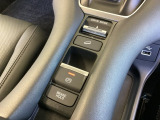 セレクターノブの下に、4つの異なる加速感を楽しめるドライブモードスイッチがついています。一般道、スポーツ走行、雪道、エコ走行など、シーンに合わせて最適な加速感を楽しめるドライブモードスイッチです。