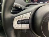 オーディオのチャンネル変更やボリュームなどの操作スイッチの他にレフトセレクターホイールがついています。中央部を指先で上下に動かすことで、マルチインフォメーション・ディスプレイの各表示が確認できます。