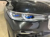 BMWレーザーライト:ハイビーム点灯時の照射距離を従来のロービームの約2倍に相当する最長600mまで可能にします。アクティブヘッドライトが含まれ、ブルーのデザインアクセントも装備されます。