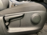 運転席にはドライバーの体型や好みに応じて前後方向だけでなく、高さの調整ができるシートリフターを装備!