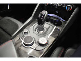 ALFA DNAドライブモードシステムは3つの走行パターンをお選びいただき、ハイパフォーマンスとレスポンスに特化した走りをお楽しみいただけます。