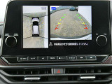 全周囲カメラで、クルマを上空から見下ろしているかのような映像を映し出します。周囲の状況がひと目でわかります!