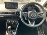 ステアリングは本革巻きです。シャープさと剛性感、質感、性能製を高め、精緻に造り込んだデザインです。メッキがアクセントです!