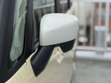 狭い駐車場でも安心。スイッチ操作だけでドアミラーの格納展開が可能。電動格納式リモコンドアミラー!